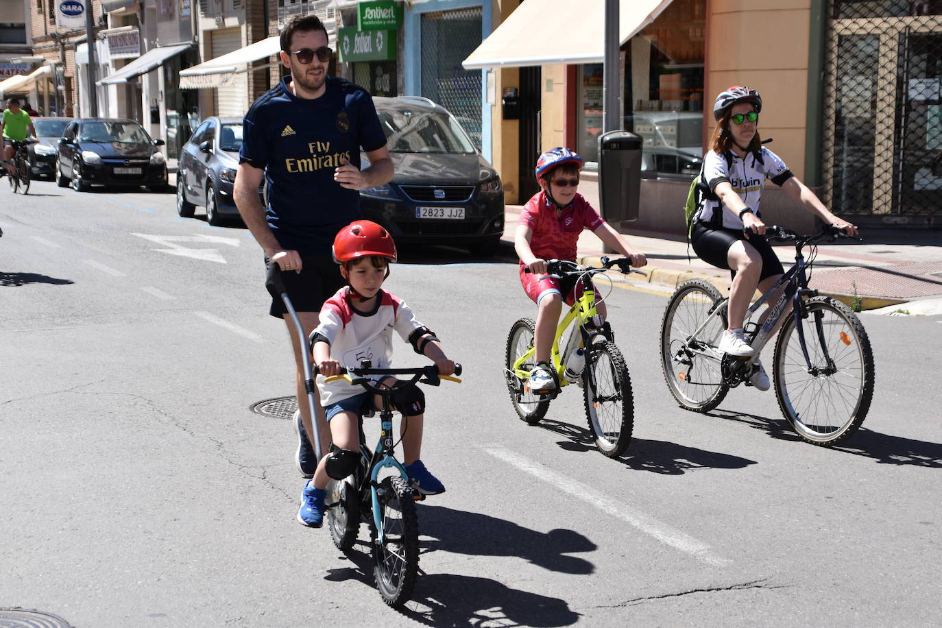 Fotos: En bici contra el cáncer por las calles de Calahorra