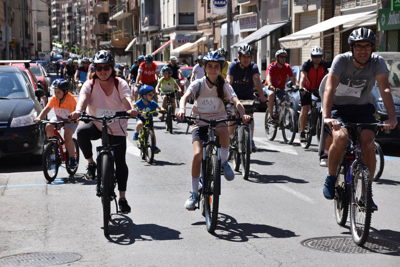 Fotos: En bici contra el cáncer por las calles de Calahorra