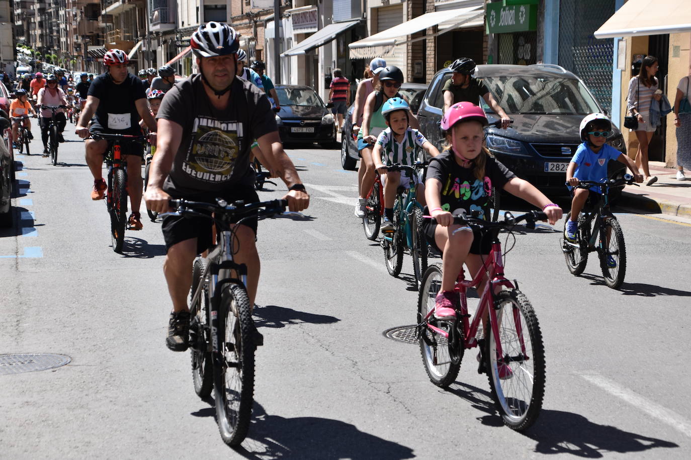 Fotos: En bici contra el cáncer por las calles de Calahorra