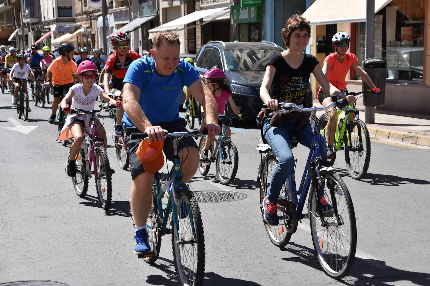 Fotos: En bici contra el cáncer por las calles de Calahorra