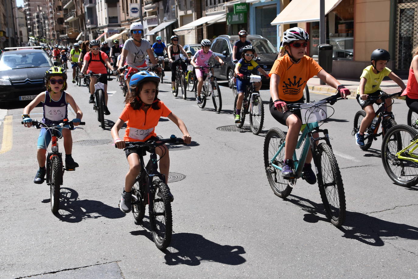 Fotos: En bici contra el cáncer por las calles de Calahorra