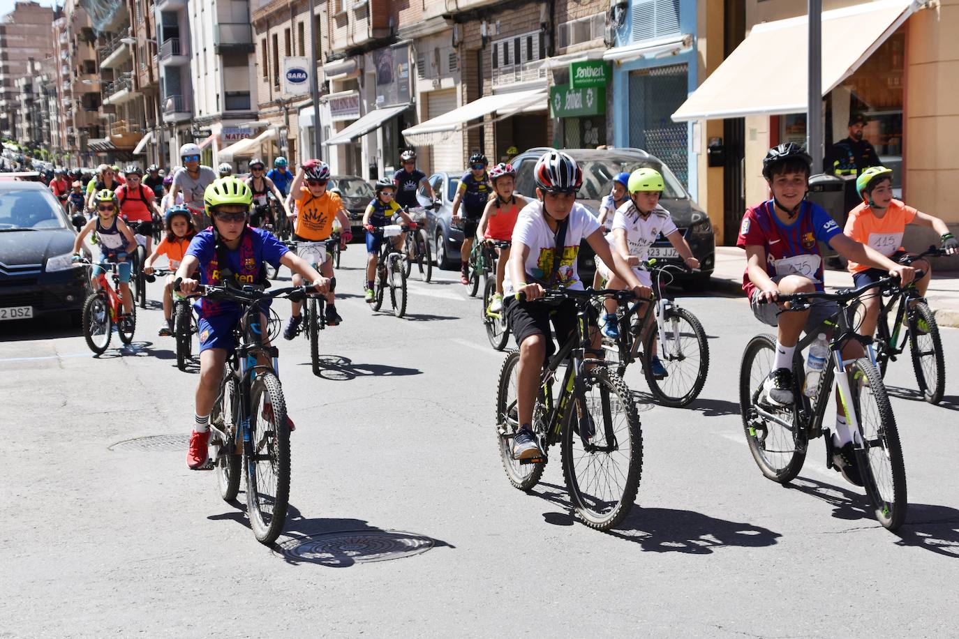 Fotos: En bici contra el cáncer por las calles de Calahorra