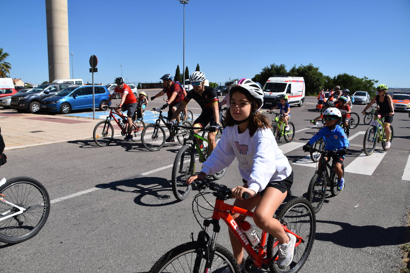 Fotos: En bici contra el cáncer por las calles de Calahorra