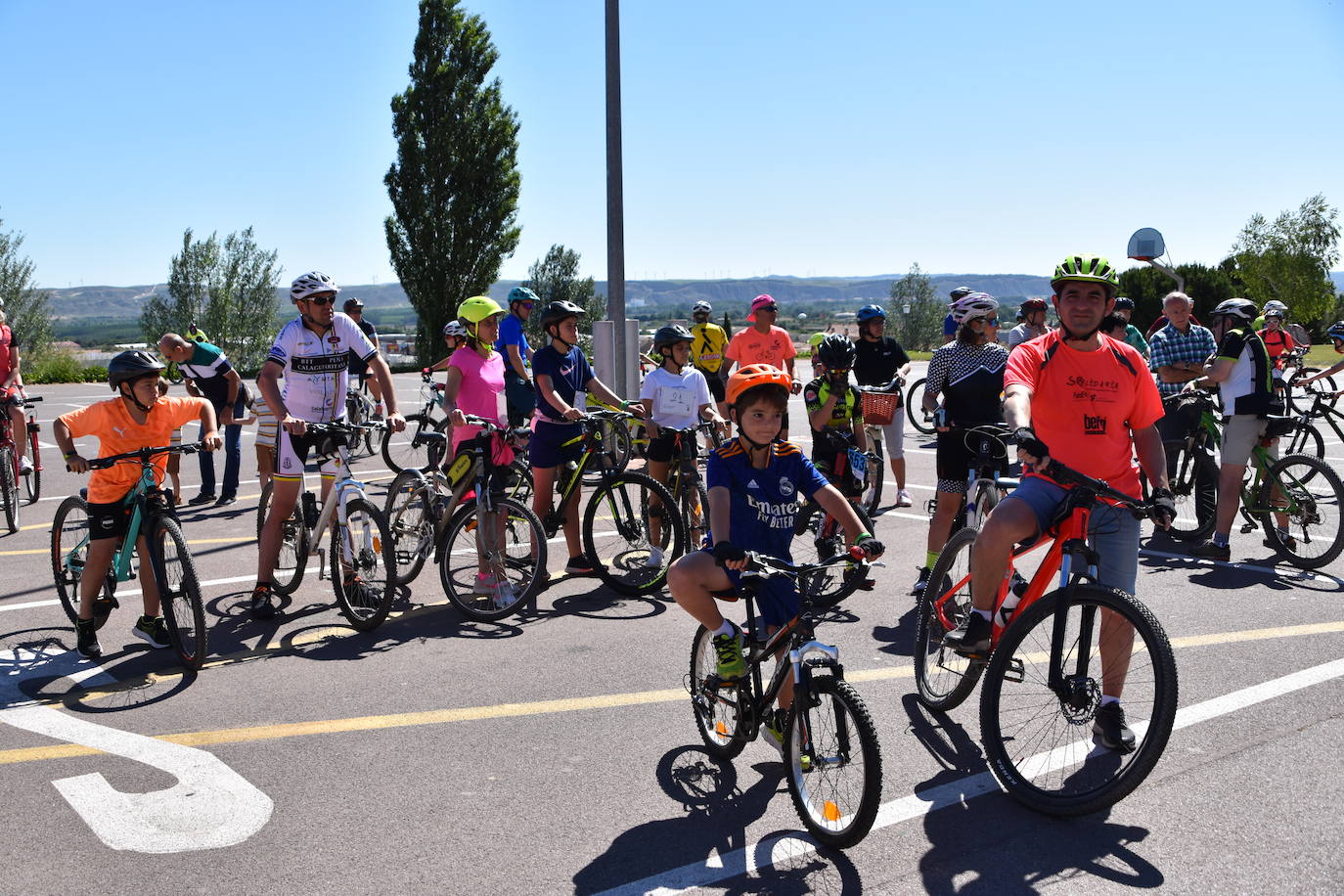 Fotos: En bici contra el cáncer por las calles de Calahorra