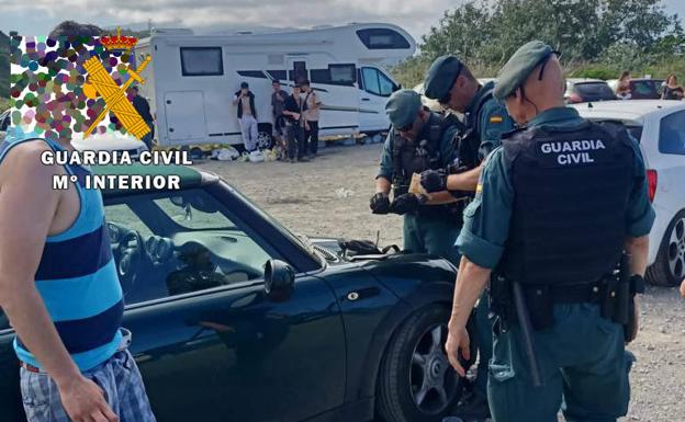 Tres guardia civiles identifican a uno de los jóvenes de la macrofiesta.