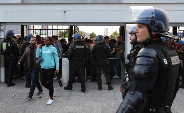 Agentes de policia, durante el caos organizativo en la final de la Champions en el Stade de France. 