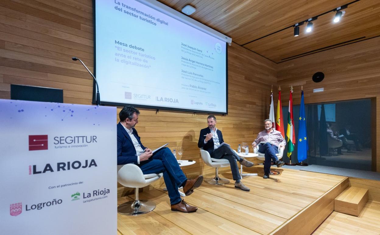 Pablo Álvarez, Jefe de Información de Larioja.com, José Luis Pancorbo, presidente de AERTIC y José Joaquín Sanz, presidente de ASCARIOJA, en un momento del debate . 