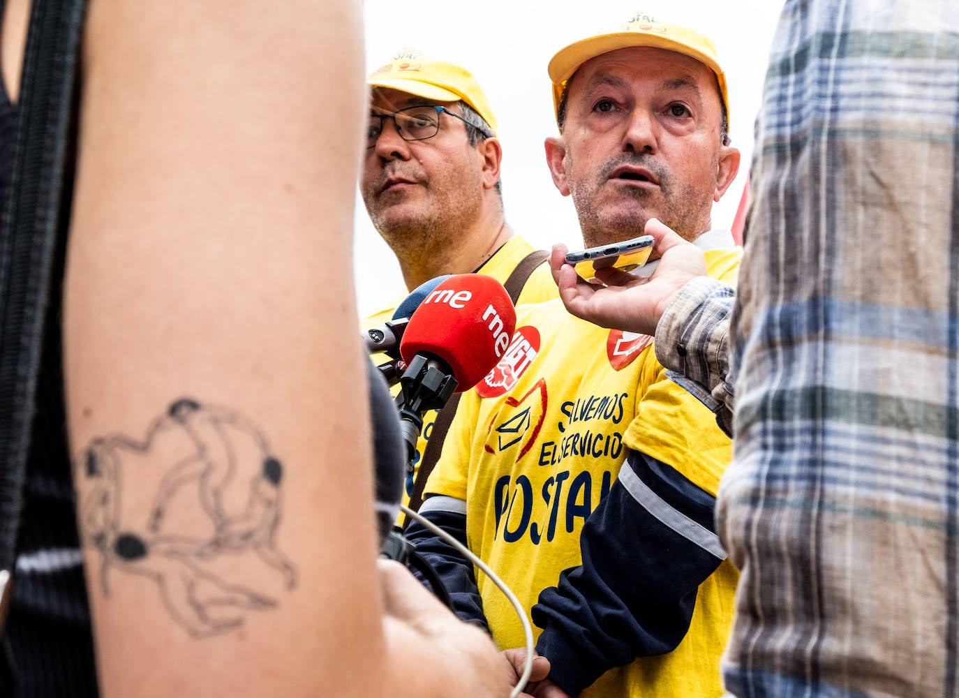 Fotos: Trabajadores de Correos, llamados a secundar la huelga en La Rioja