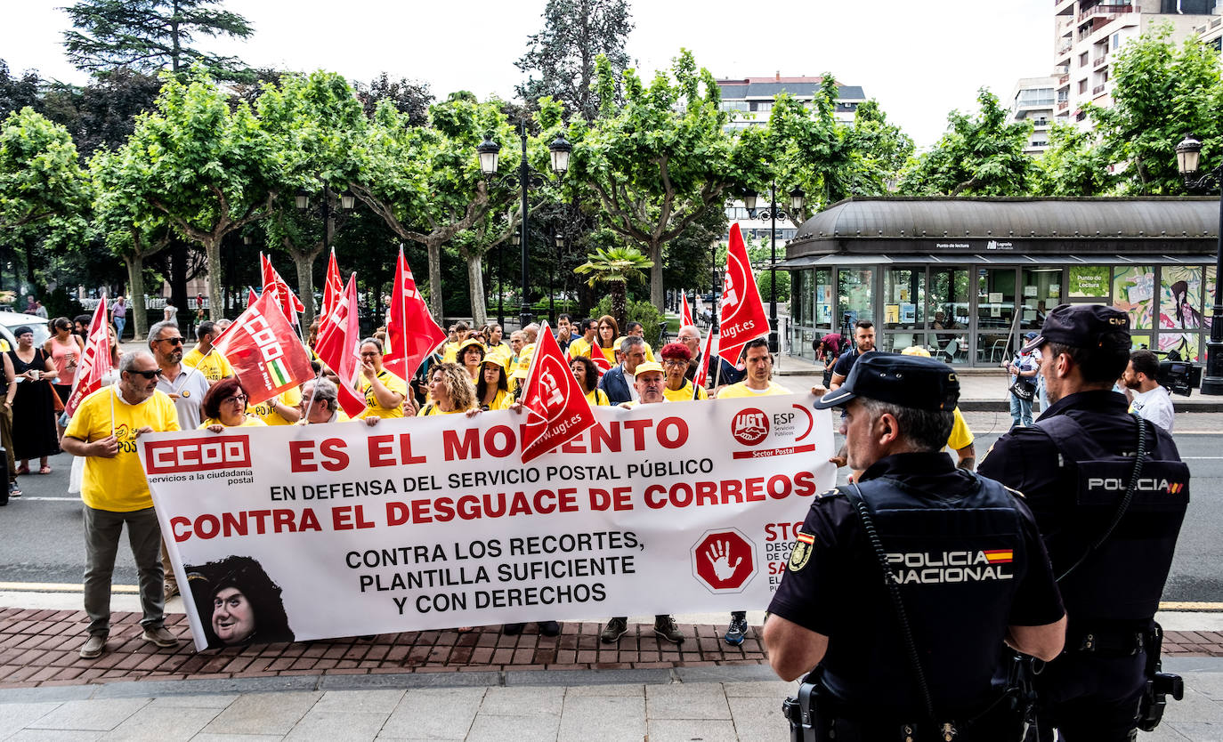Fotos: Trabajadores de Correos, llamados a secundar la huelga en La Rioja