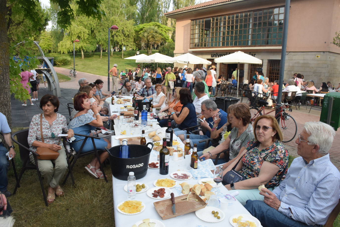 Fotos: Merienda entre profesores y alumnos de la UPL como fiesta de fin de curso