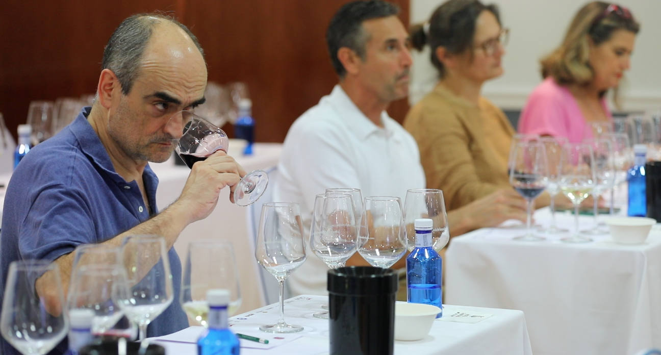 Rubén Jiménez y Pedro Pablo Amurrio, enólogos de Bodegas Luis Cañas, presentaron para el club de catas de lomejordelvinoderioja.com una muestra de los vinos de la bodega matriz (Villabuena de Álava) y de Amaren (Samaniego).