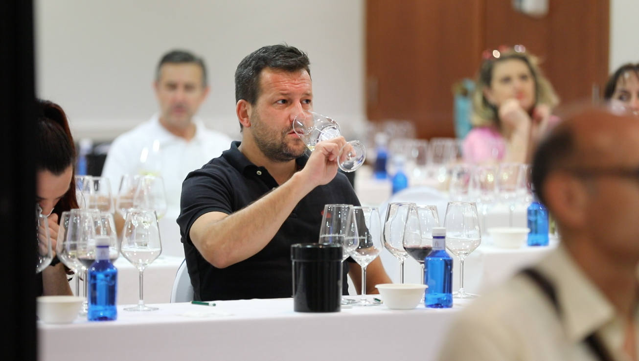 Rubén Jiménez y Pedro Pablo Amurrio, enólogos de Bodegas Luis Cañas, presentaron para el club de catas de lomejordelvinoderioja.com una muestra de los vinos de la bodega matriz (Villabuena de Álava) y de Amaren (Samaniego).