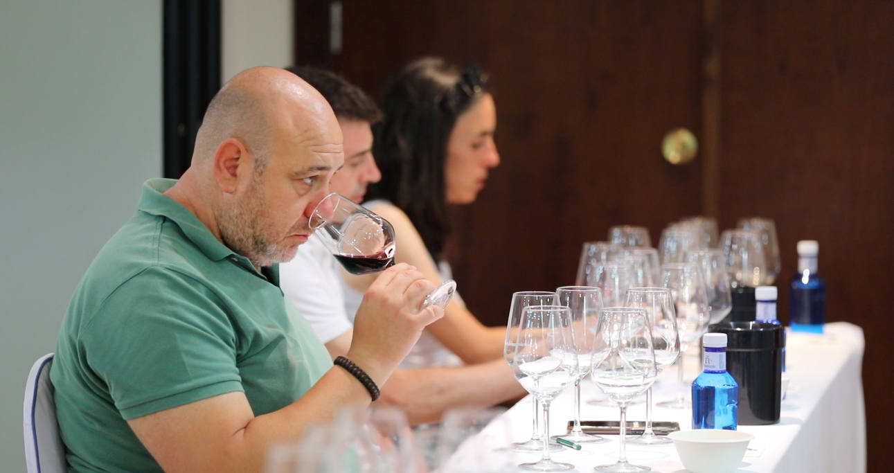 Rubén Jiménez y Pedro Pablo Amurrio, enólogos de Bodegas Luis Cañas, presentaron para el club de catas de lomejordelvinoderioja.com una muestra de los vinos de la bodega matriz (Villabuena de Álava) y de Amaren (Samaniego).