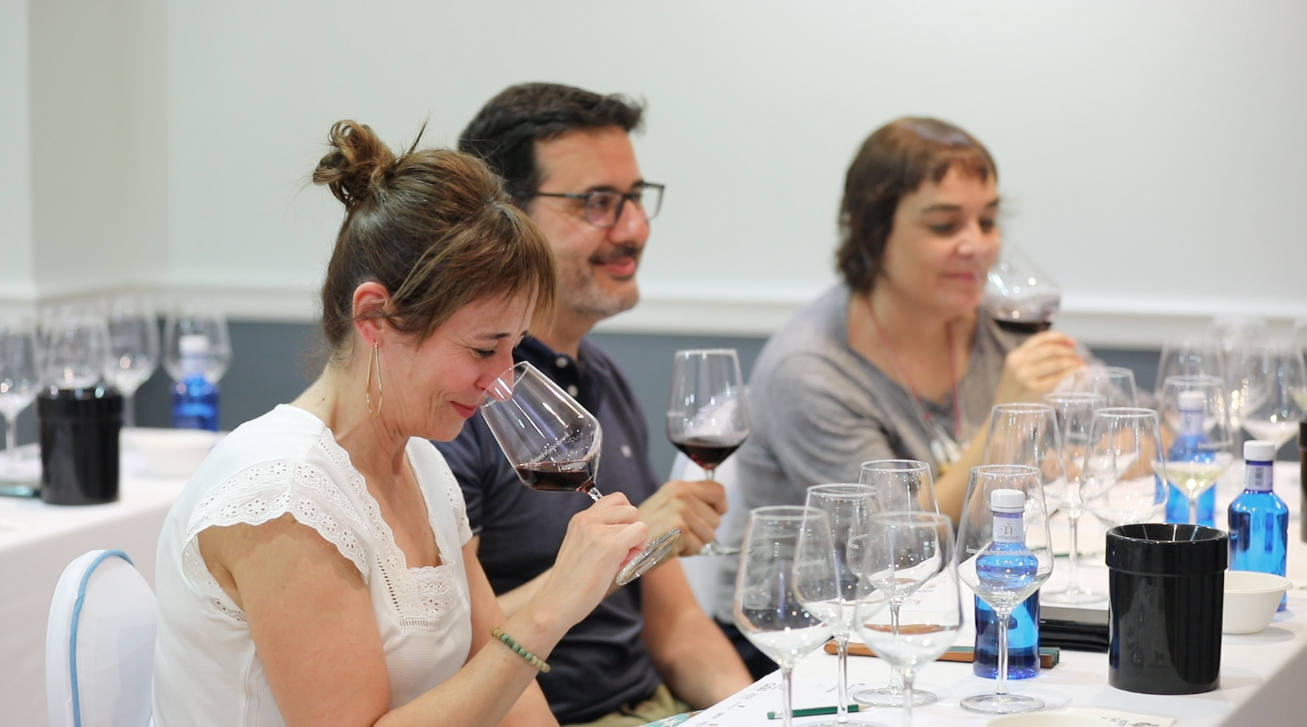 Rubén Jiménez y Pedro Pablo Amurrio, enólogos de Bodegas Luis Cañas, presentaron para el club de catas de lomejordelvinoderioja.com una muestra de los vinos de la bodega matriz (Villabuena de Álava) y de Amaren (Samaniego).