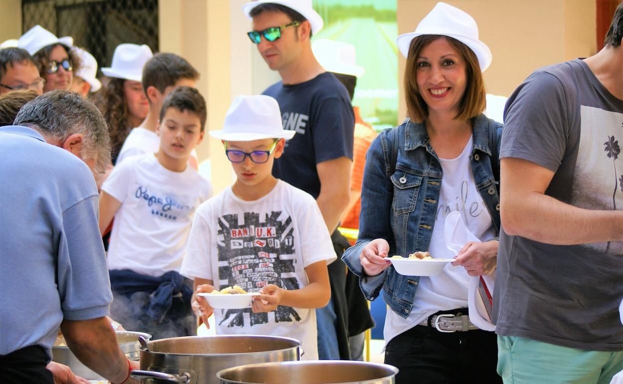 Reparto de la caldereta popular del año 2019, en la calle Mayor. 