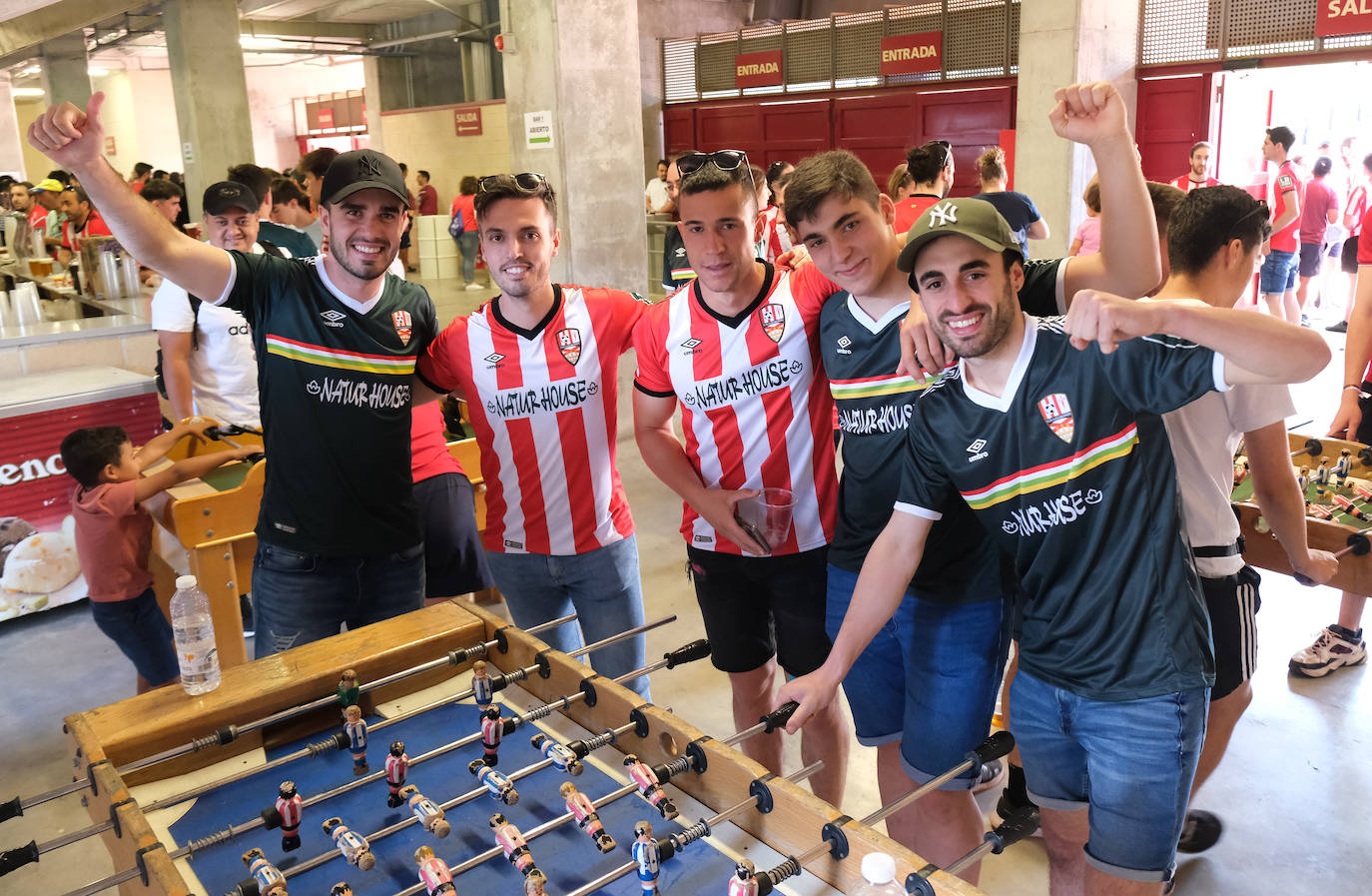 Fotos: Los aficionados disfrutan de una paella en la Fan Zone de la UD Logroñés