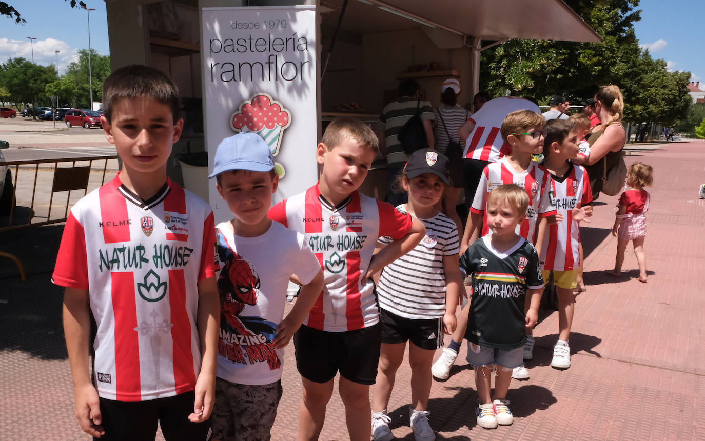 Fotos: Los aficionados disfrutan de una paella en la Fan Zone de la UD Logroñés