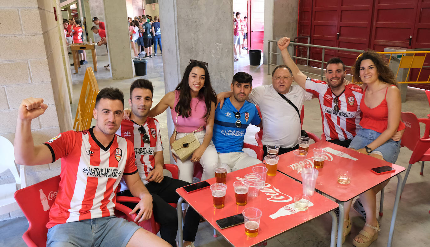 Fotos: Los aficionados disfrutan de una paella en la Fan Zone de la UD Logroñés