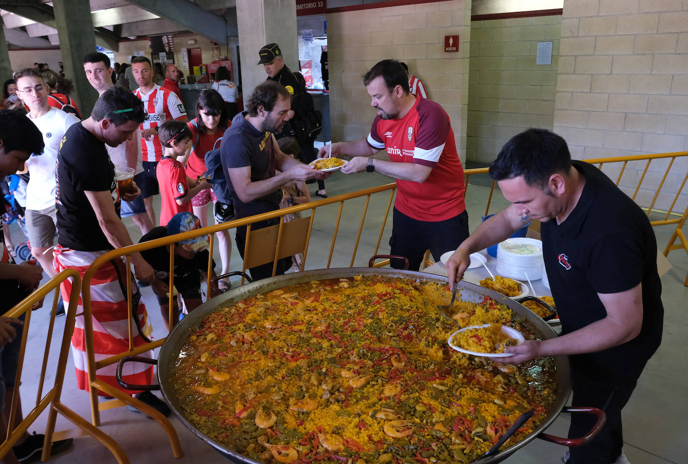 Fotos: Los aficionados disfrutan de una paella en la Fan Zone de la UD Logroñés