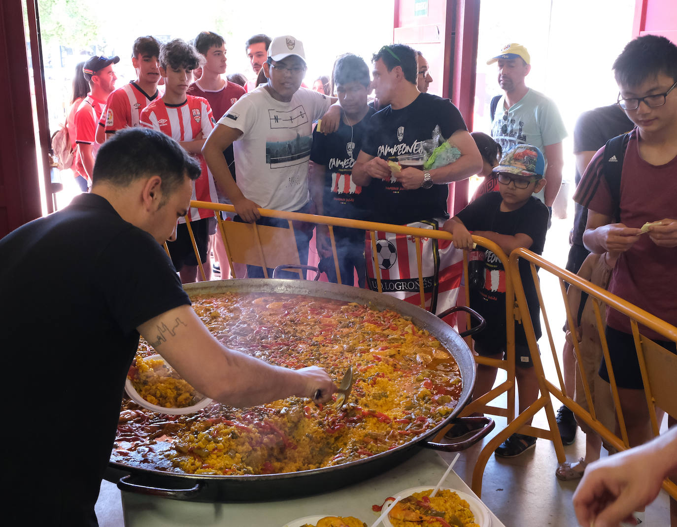 Fotos: Los aficionados disfrutan de una paella en la Fan Zone de la UD Logroñés