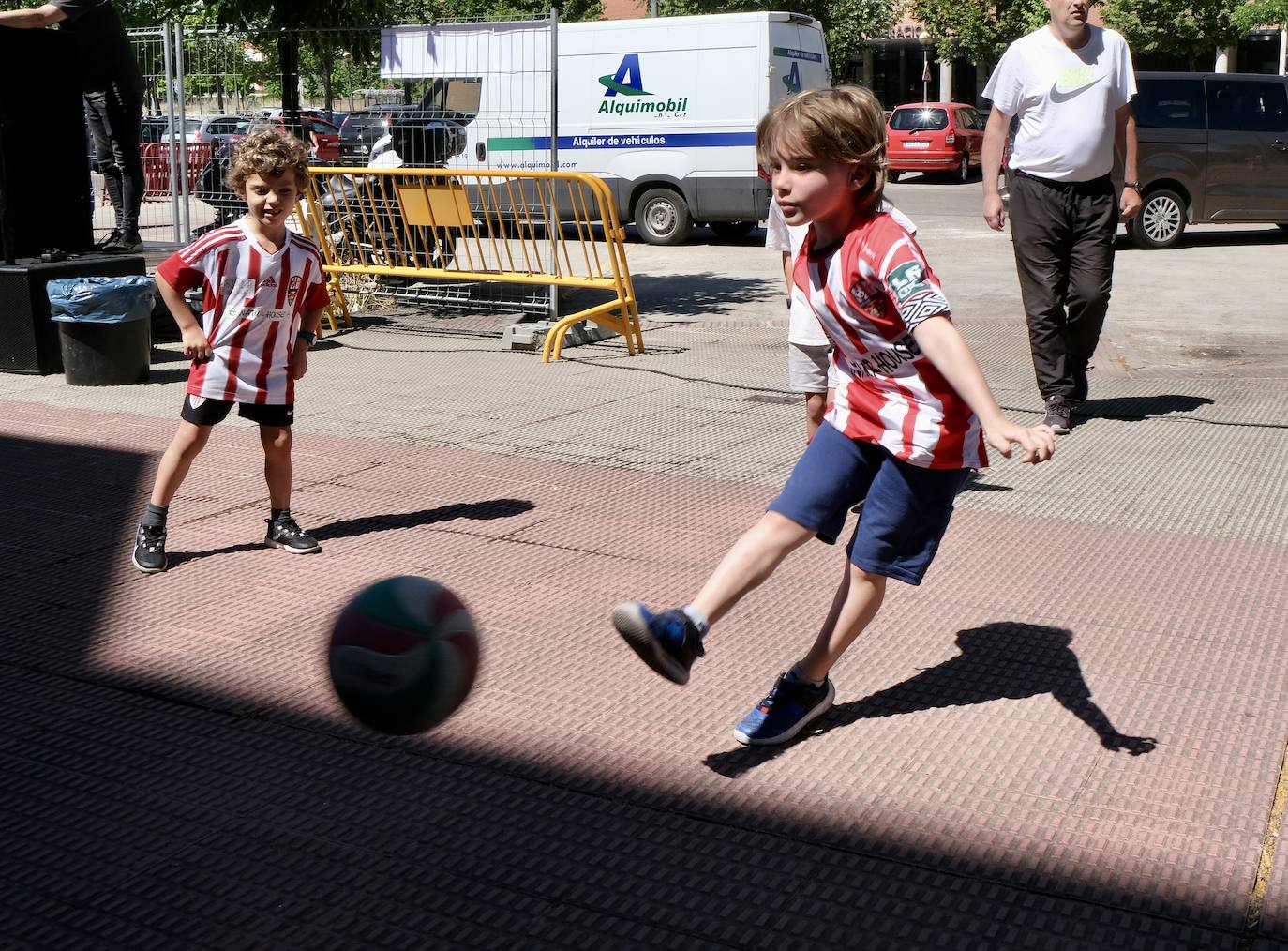 Fotos: La afición de la UDL calienta motores