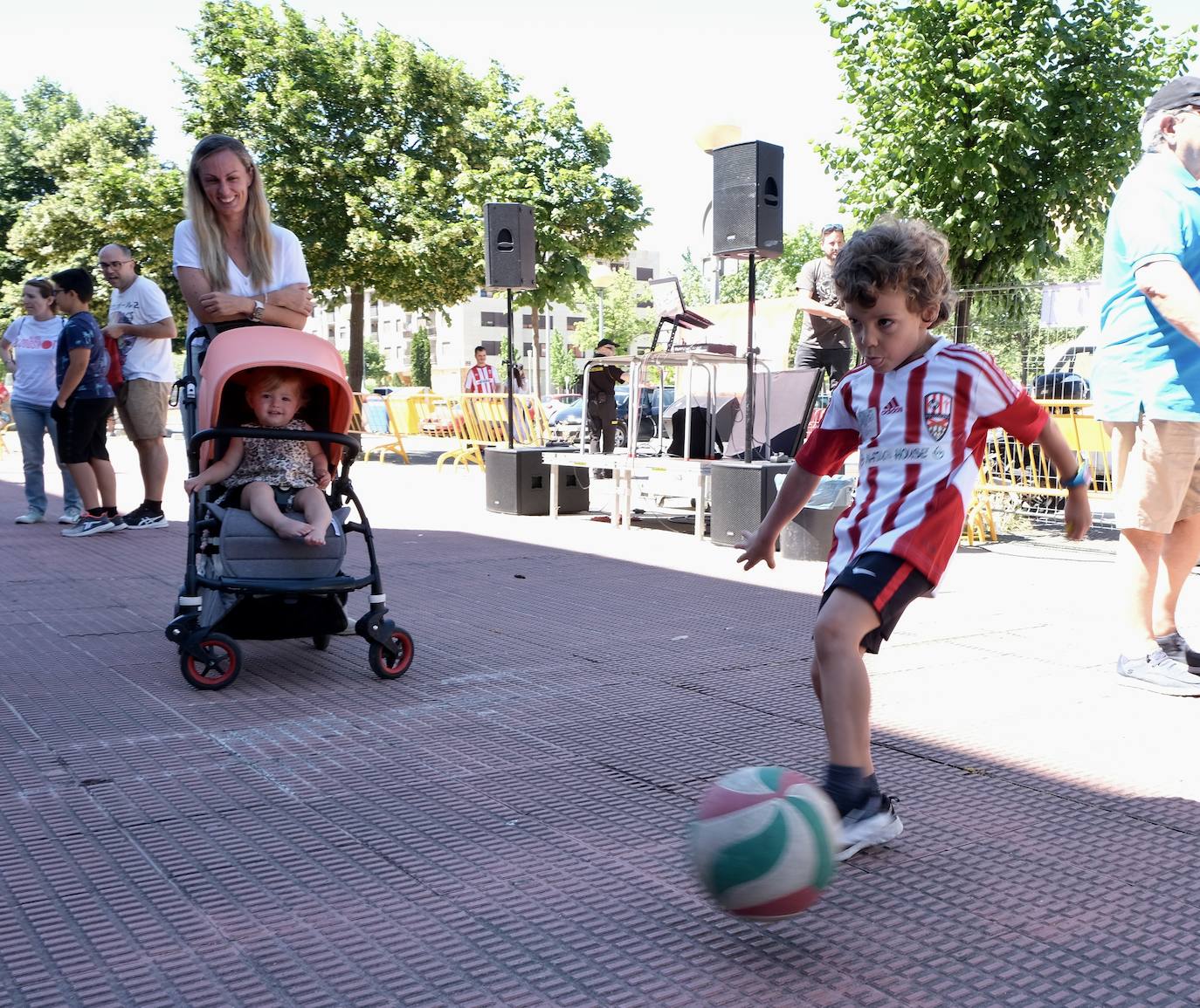 Fotos: La afición de la UDL calienta motores