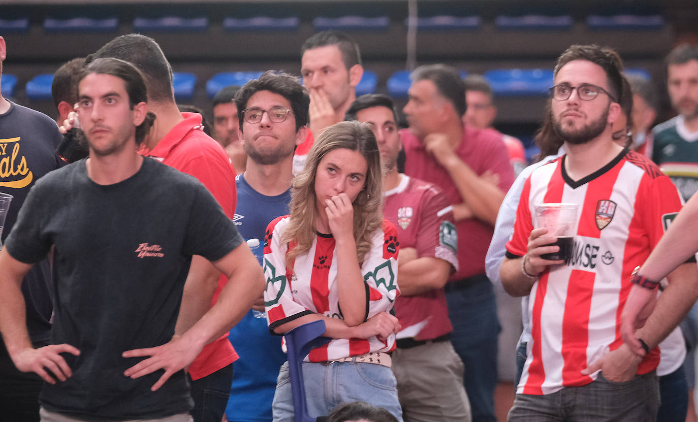 Fotos: Así se vivió el partido Villarreal B- UD Logroñés en el Palacio de los Deportes