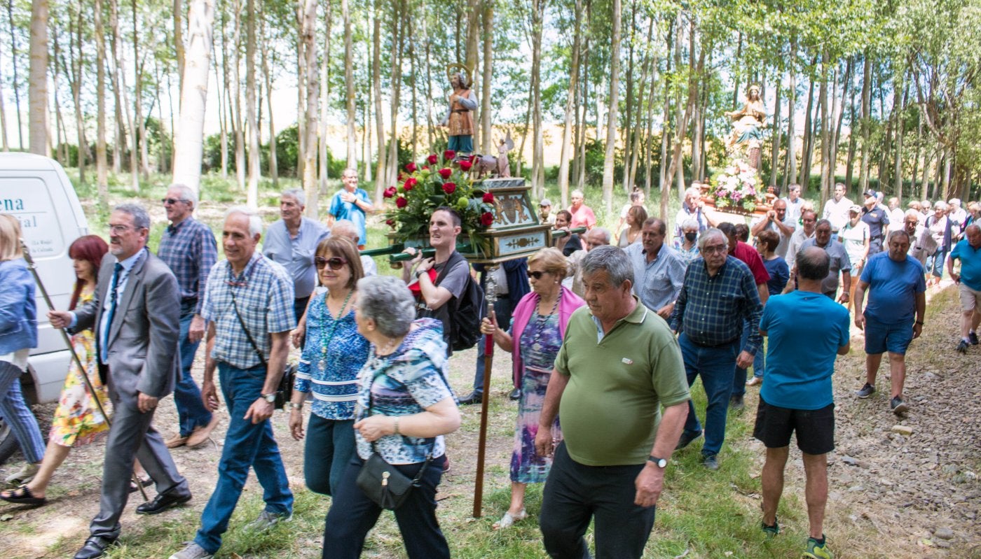 Procesión con las imágenes de San Isidro y Nuestra Señora de Las Abejas, por los alrededores del templo. 