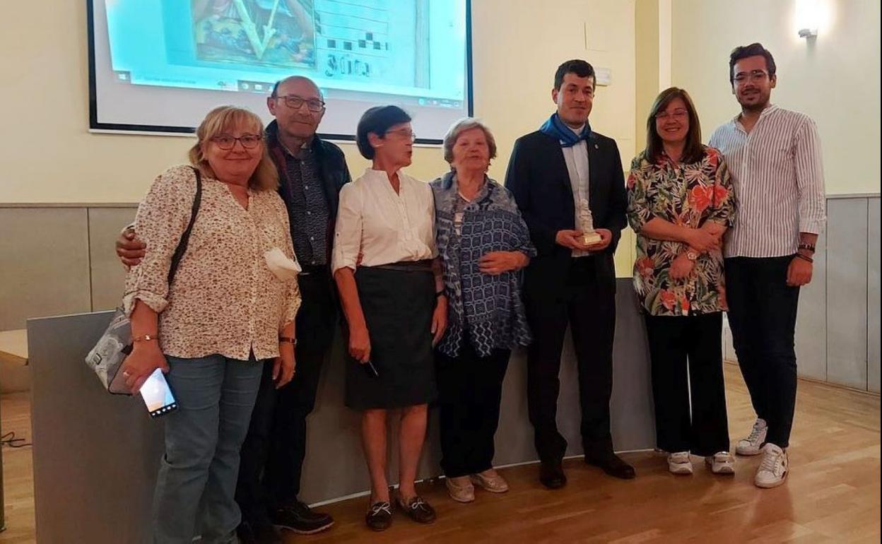  Buide, con el pañuelo de la asociación de peregrinos de Calahorra y varios socios. 