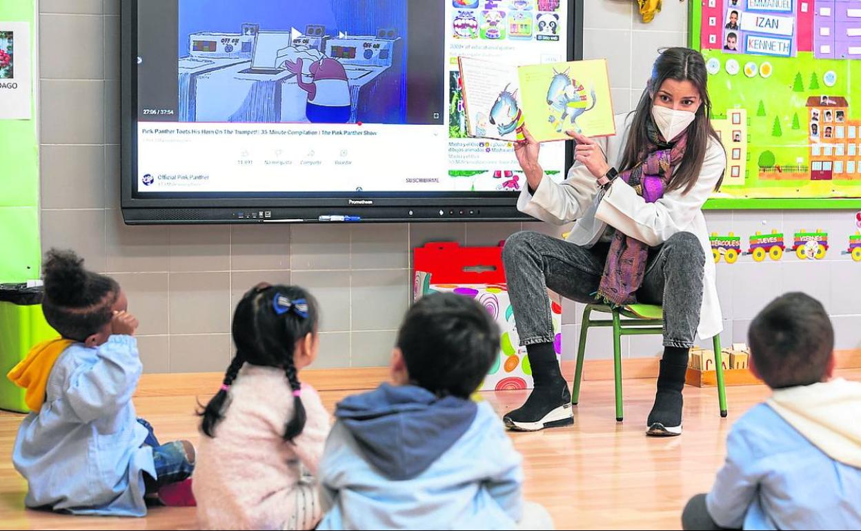 Alumnos del Vuelo Madrid-Manila, con su profesora.