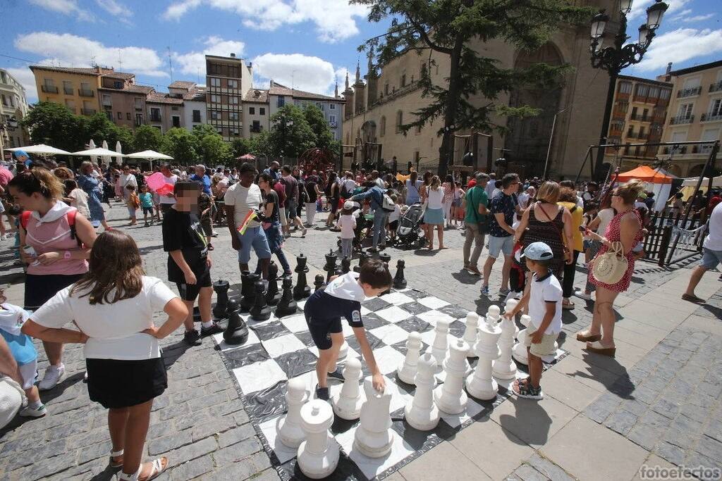 Fotos: Ambiente festivo por las calles de Logroño