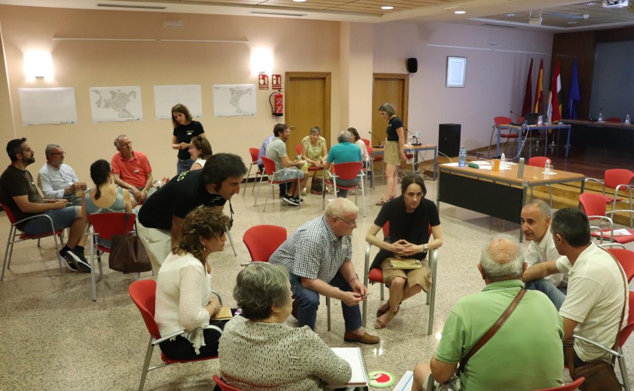 Vecinos, representantes de empresas, de asociaciones y del Consistorio participaron en el debate. 