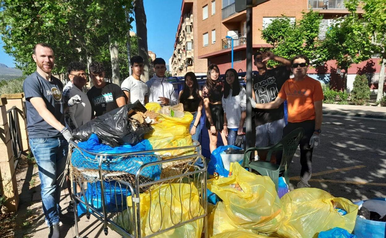 Alumnos y brigada de jardines colaboraron en la actividad. 