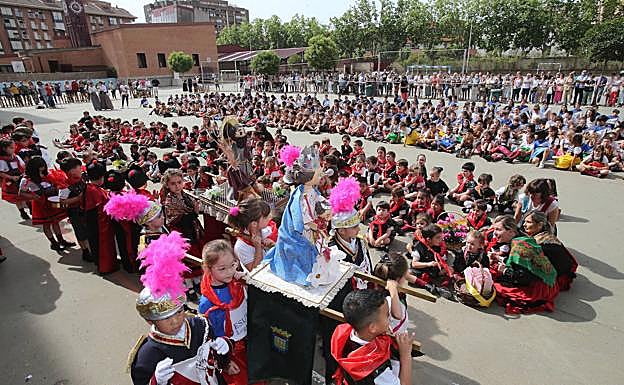 Los niños de Jesuitas, de procesión. 