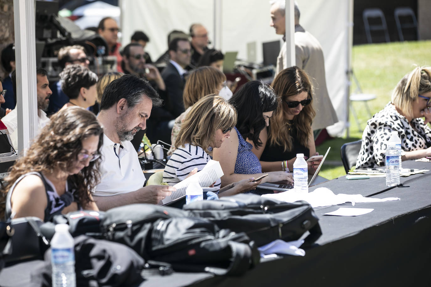 Fotos: El ambiente y las fotografías de galardonados y autoridades después del acto Día de La Rioja