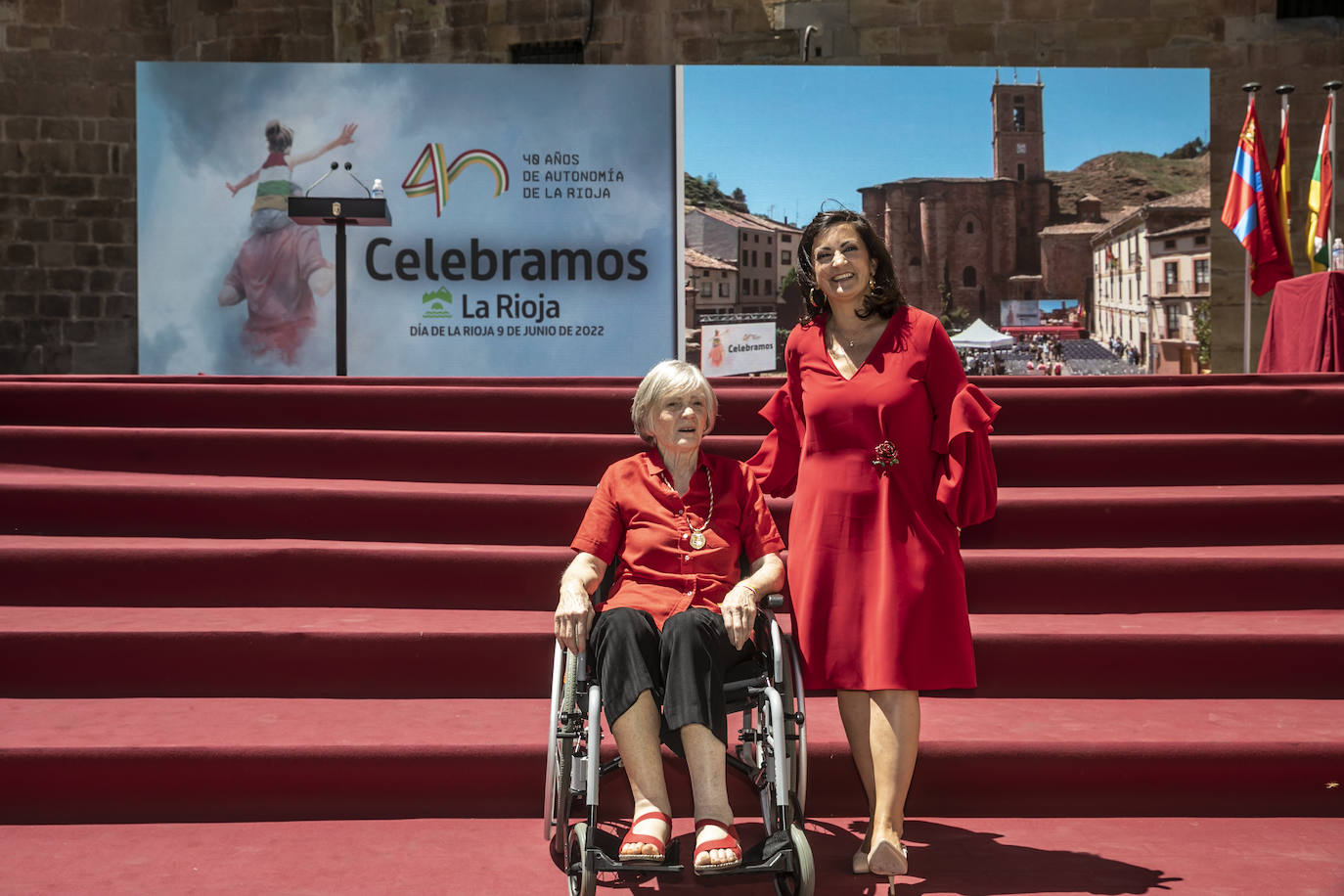 Fotos: El ambiente y las fotografías de galardonados y autoridades después del acto Día de La Rioja