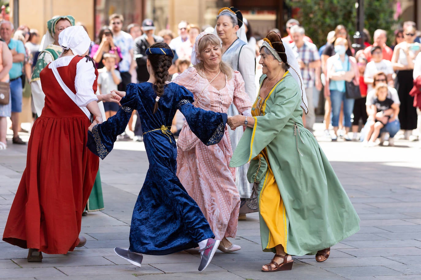 Fotos: Danzas, bailes y un paseo por el campamento francés