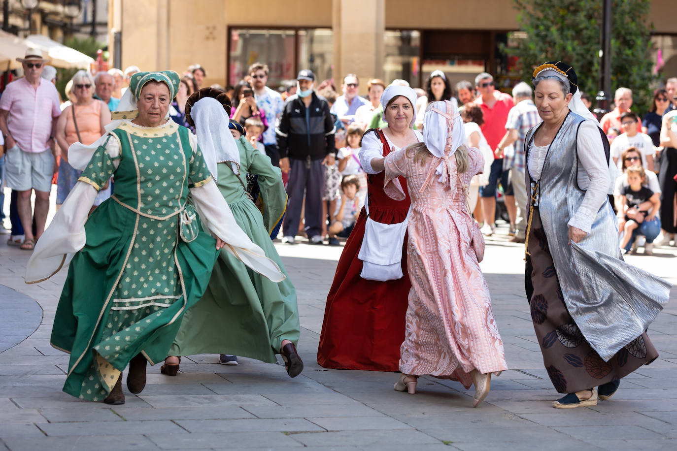 Fotos: Danzas, bailes y un paseo por el campamento francés