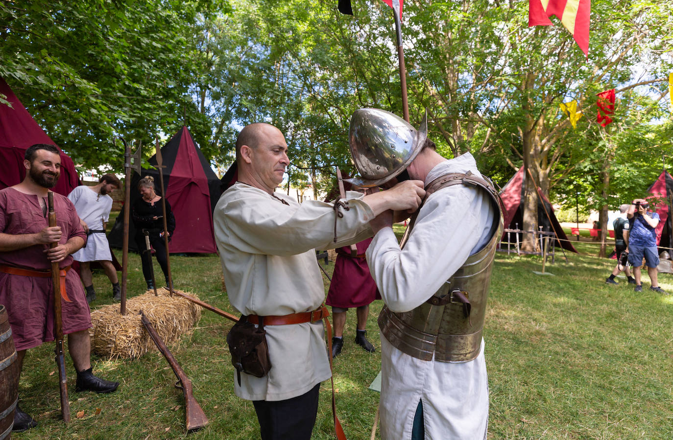 Fotos: Danzas, bailes y un paseo por el campamento francés