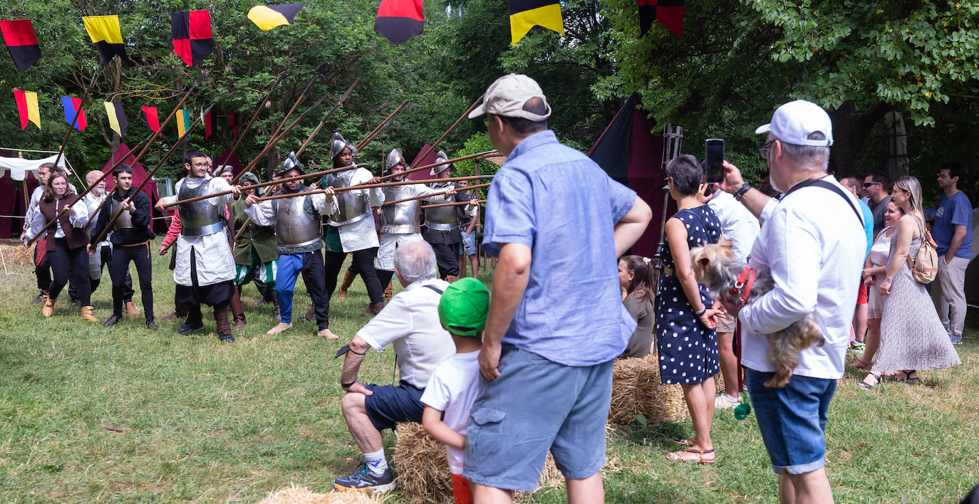 Fotos: Danzas, bailes y un paseo por el campamento francés