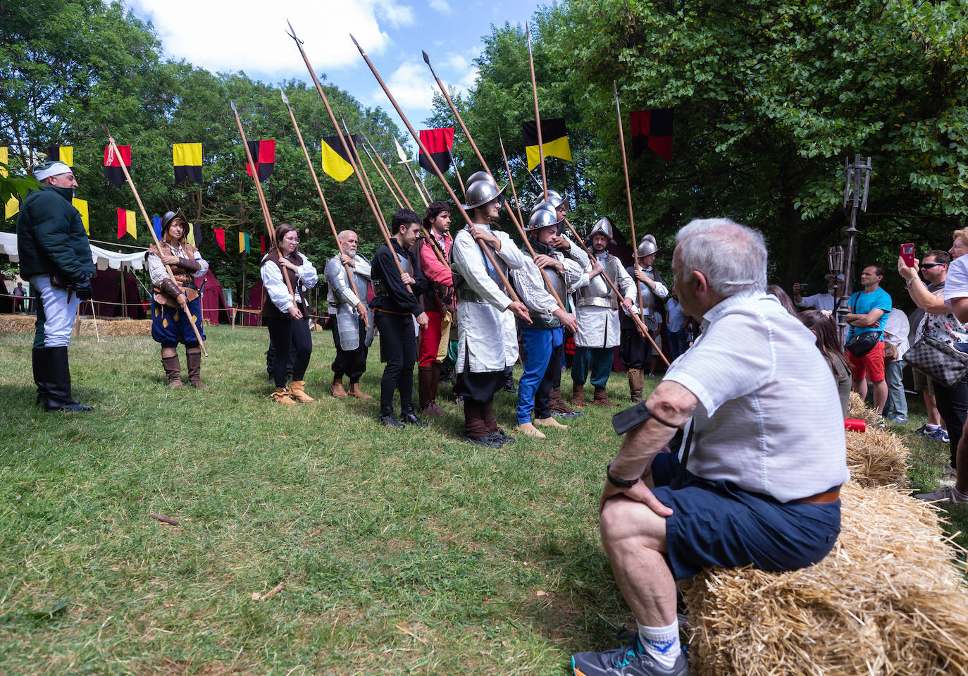 Fotos: Danzas, bailes y un paseo por el campamento francés