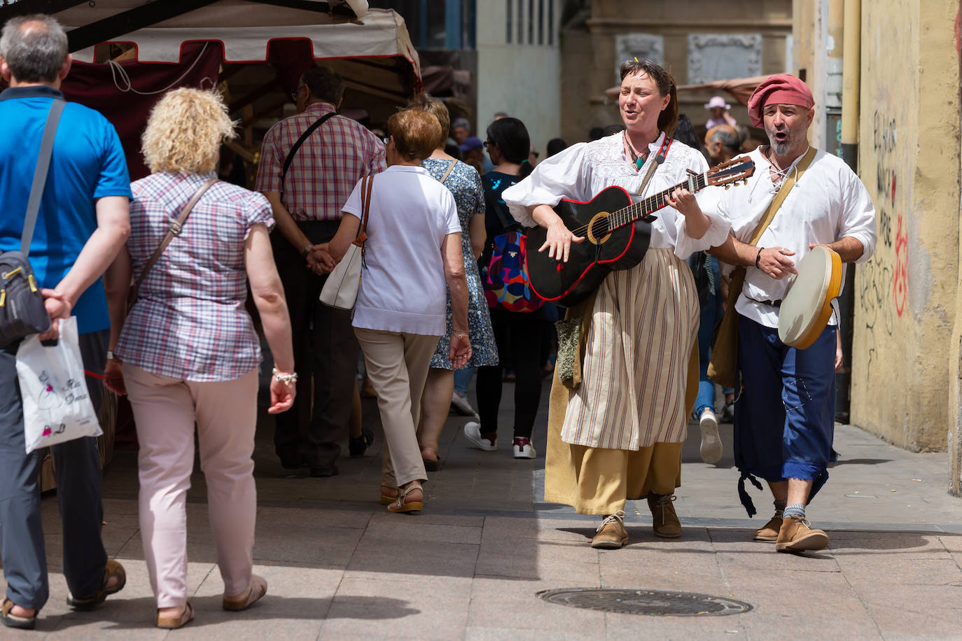 Fotos: Danzas, bailes y un paseo por el campamento francés