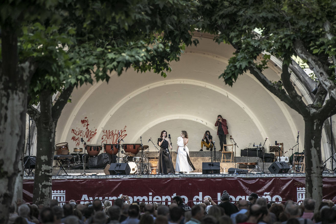 Fotos: Ángela Muro, Jesús Vicente Aguirre, Baccara y Chema Purón congregan a miles de personas en El Espolón