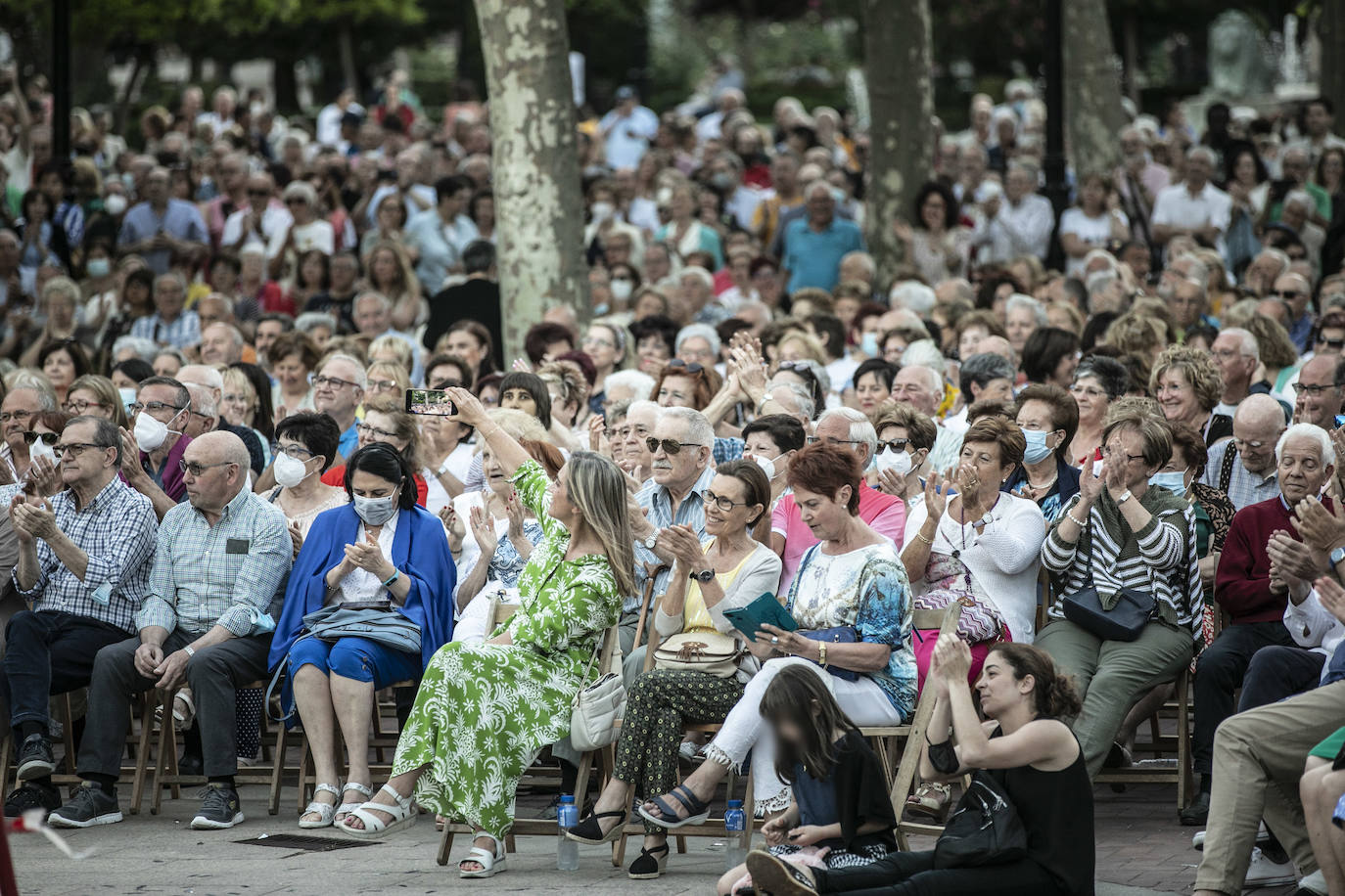 Fotos: Ángela Muro, Jesús Vicente Aguirre, Baccara y Chema Purón congregan a miles de personas en El Espolón