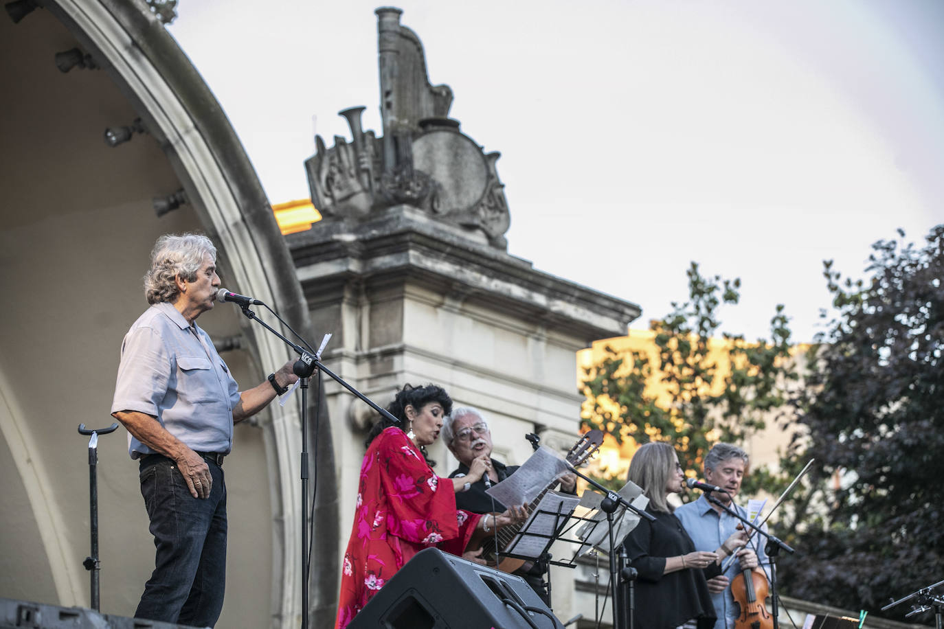 Fotos: Ángela Muro, Jesús Vicente Aguirre, Baccara y Chema Purón congregan a miles de personas en El Espolón