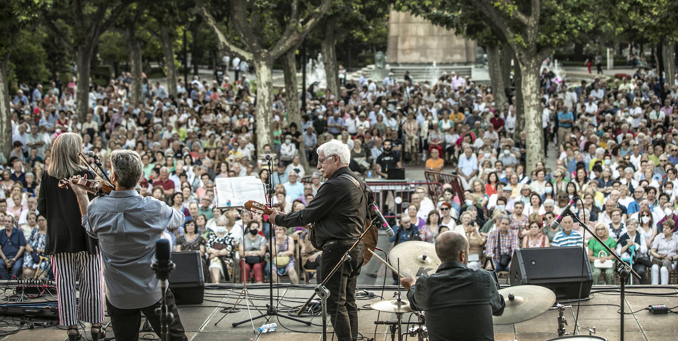 Fotos: Ángela Muro, Jesús Vicente Aguirre, Baccara y Chema Purón congregan a miles de personas en El Espolón