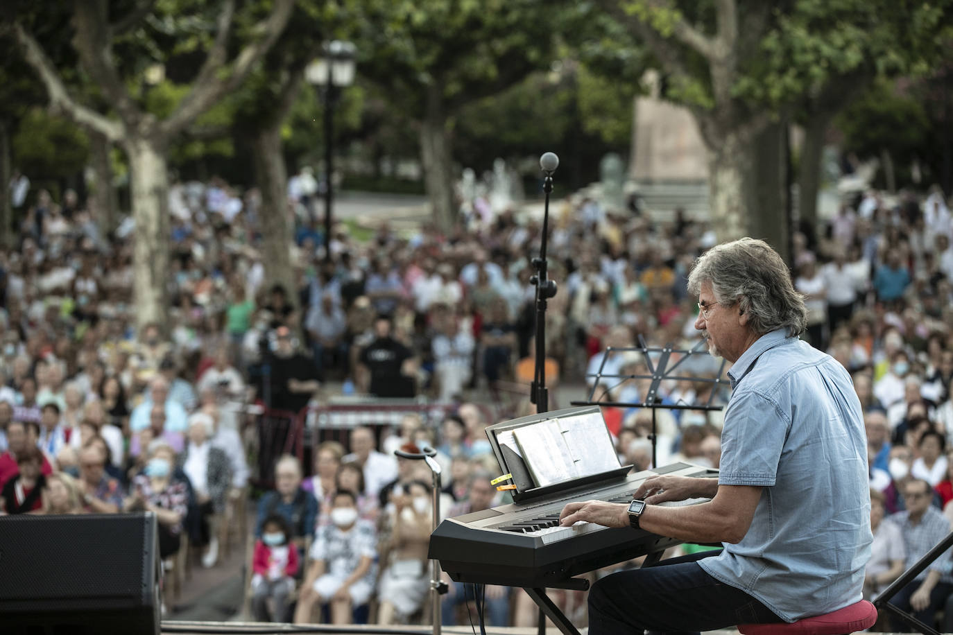 Fotos: Ángela Muro, Jesús Vicente Aguirre, Baccara y Chema Purón congregan a miles de personas en El Espolón