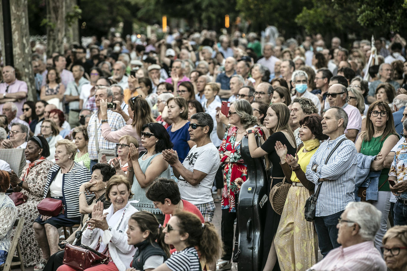 Fotos: Ángela Muro, Jesús Vicente Aguirre, Baccara y Chema Purón congregan a miles de personas en El Espolón