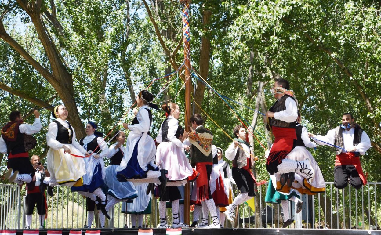 Brío en las danzas del grupo Coletores y de la escuela municipal en Calahorra. 