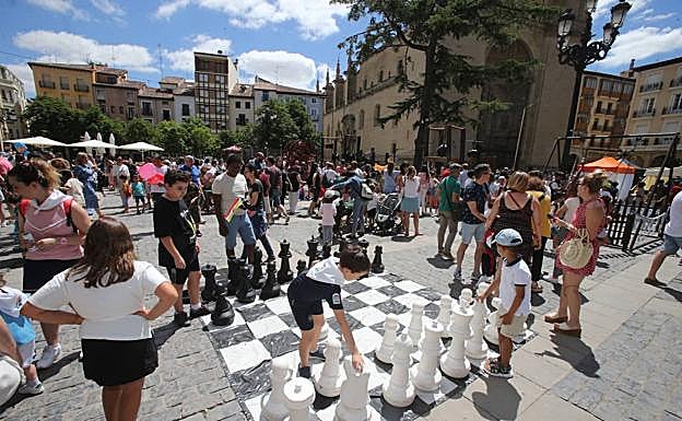 Juegos tradicionales en la plaza del Mercado. 